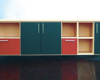 Sideboard mit farbig beschichteten Türen